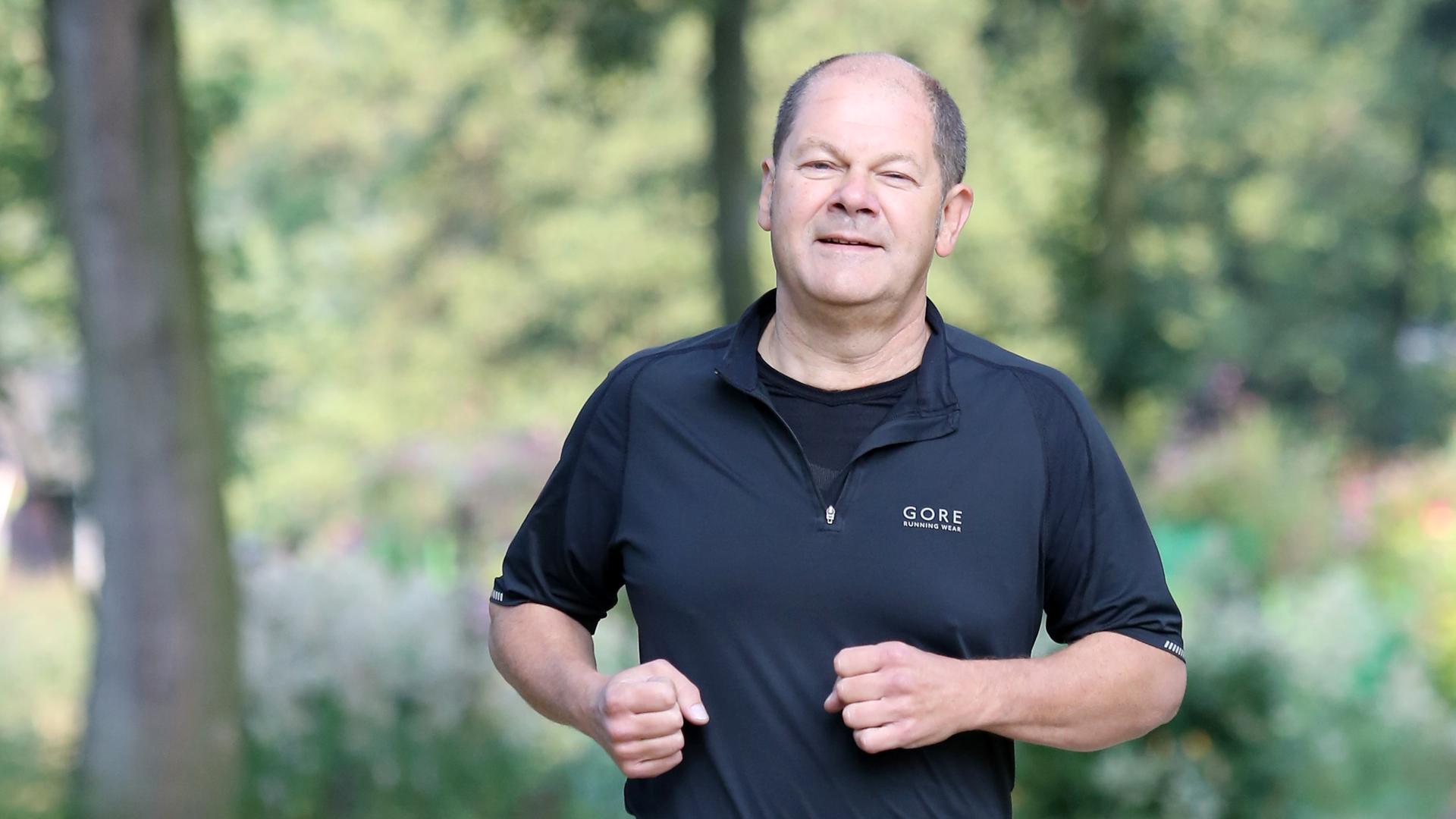 Hamburg: Hamburgs damaliger Erster Bürgermeister Olaf Scholz (SPD) läuft am Morgen über das Gelände der Internationalen Gartenschau. Archivbild