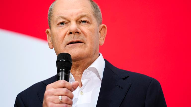 Kanzler Olaf Scholz spricht auf einer Pressekonferenz, nachdem der SPD-Bundesvorstand ihn einstimmig zum Kanzlerkandidaten nominiert haben.