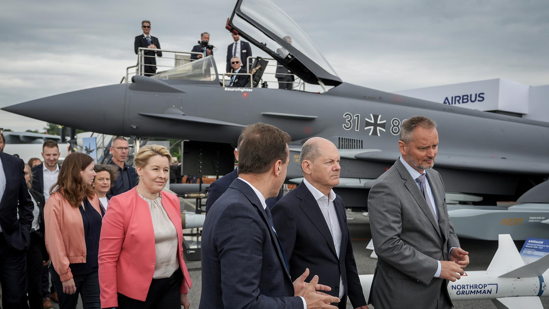 Olaf Scholz (2.v.r) geht an einem mit einem Taurus-Marschflugkörper bestückten Eurofighter vorbei, aufgenommen am 05.06.2024