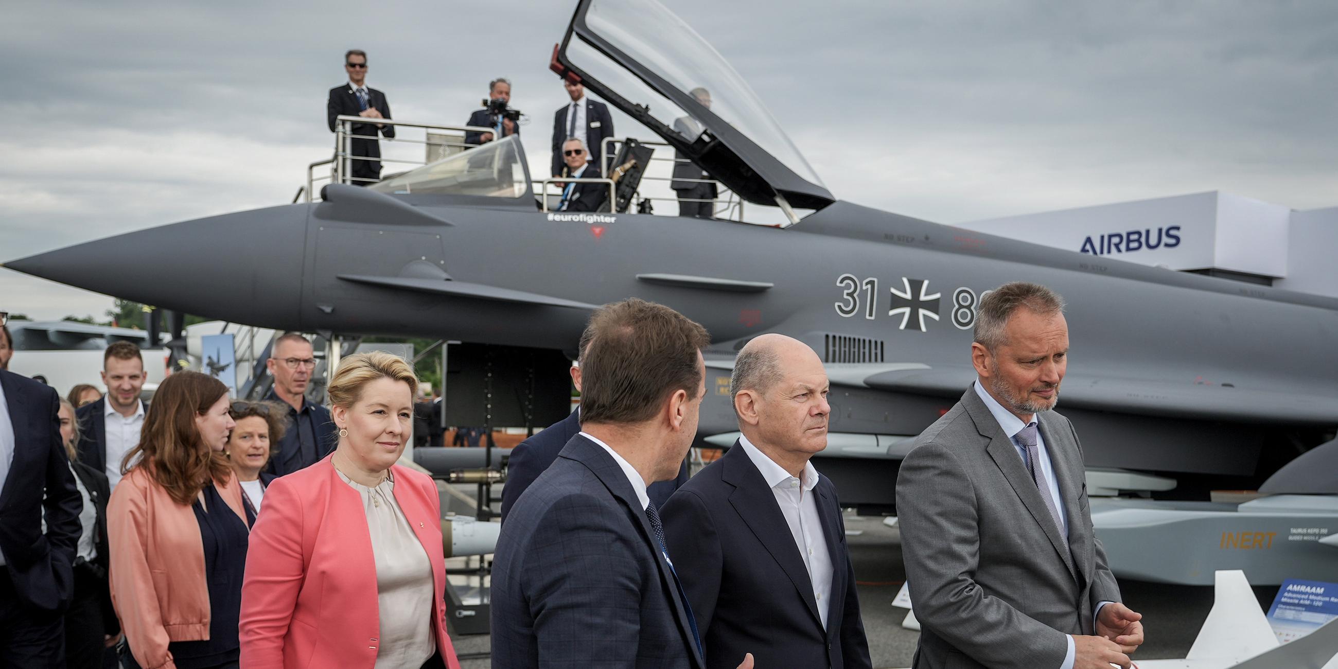 Olaf Scholz (2.v.r) geht an einem mit einem Taurus-Marschflugkörper bestückten Eurofighter vorbei, aufgenommen am 05.06.2024