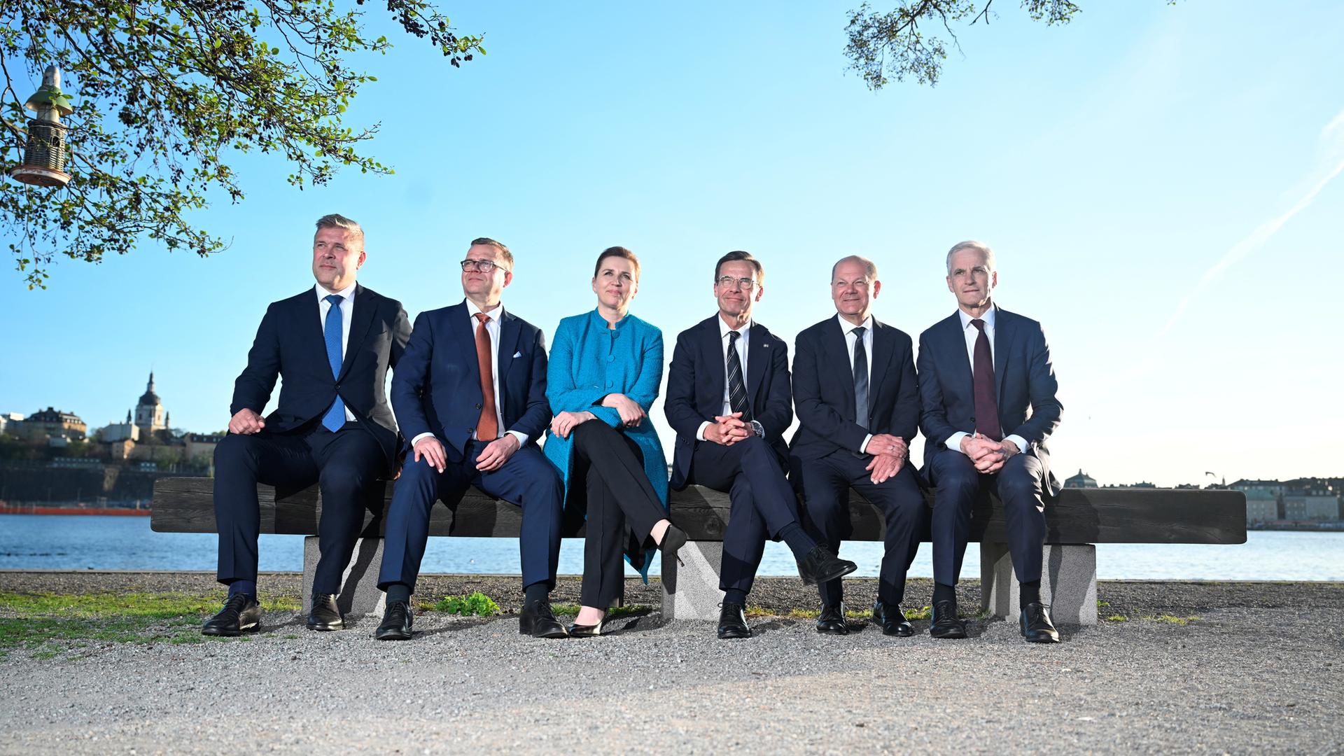 Der isländische Premierminister Bjarni Benediktsson, der finnische Premierminister Petteri Orpo, die dänische Premierministerin Mette Frederiksen, der schwedische Premierminister Ulf Kristersson, der deutsche Bundeskanzler Olaf Scholz und der norwegische Premierminister Jonas Gahr Store posieren für ein Gruppenfoto