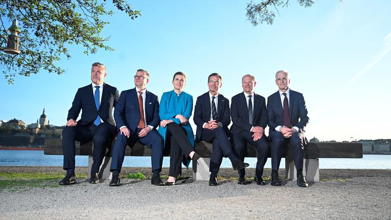 Der isländische Premierminister Bjarni Benediktsson, der finnische Premierminister Petteri Orpo, die dänische Premierministerin Mette Frederiksen, der schwedische Premierminister Ulf Kristersson, der deutsche Bundeskanzler Olaf Scholz und der norwegische Premierminister Jonas Gahr Store posieren für ein Gruppenfoto