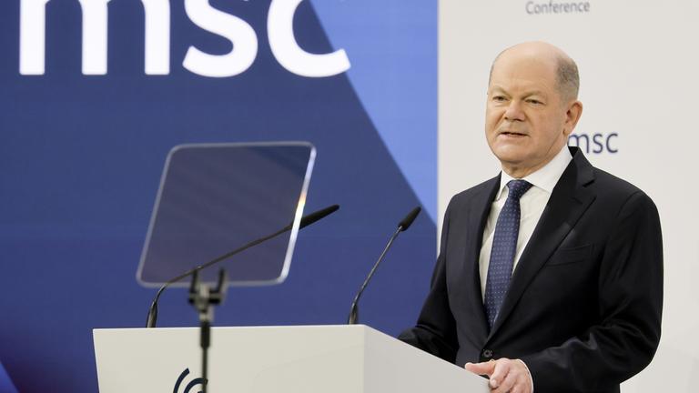 Bundeskanzler Olaf Scholz spricht während der 61. Münchner Sicherheitskonferenz (MSC) in München, Deutschland.