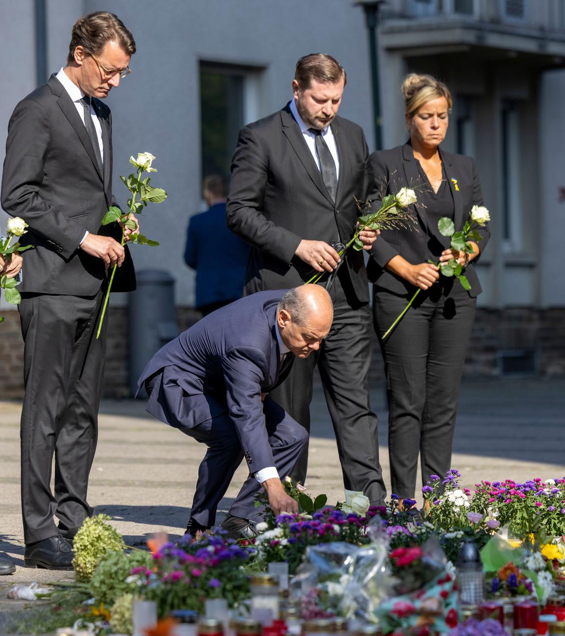Olaf Scholz legt zusammen mit anderen Politikern Blumen in Solingen nieder