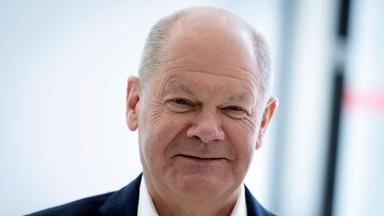Der Kopf von Olaf Scholz. Er lächelt.