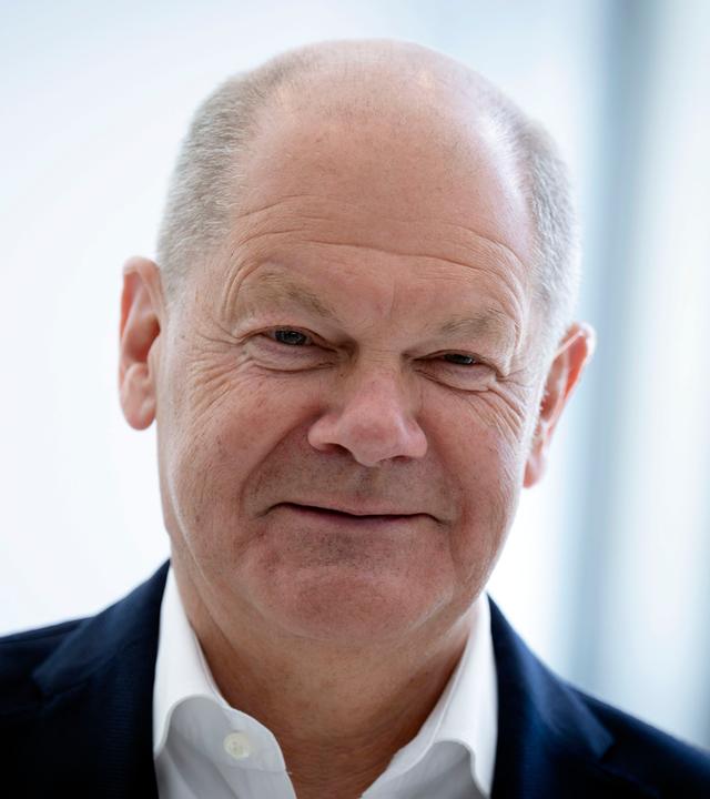 Der Kopf von Olaf Scholz. Er lächelt.