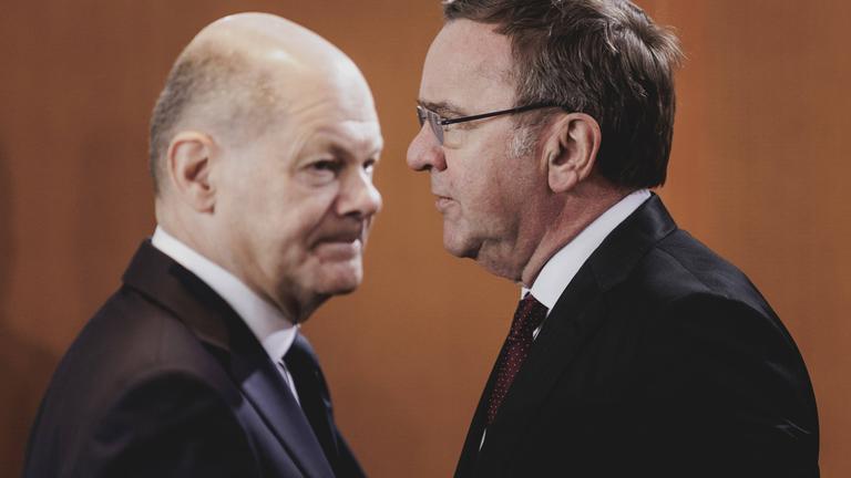 Olaf Scholz und Boris Pistorius (r)