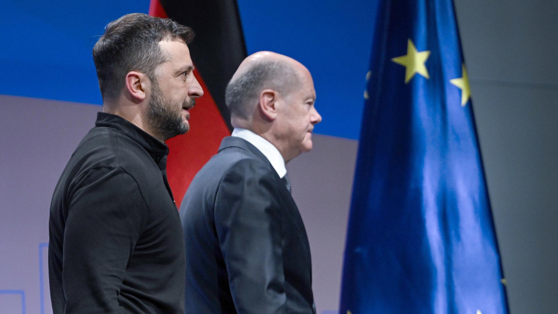 Olaf Scholz und Wolodymyr Selenskyj kommen zu einer Pressekonferenz bei der Internationalen Konferenz zum Wiederaufbau der Ukraine am 11.06.2024.