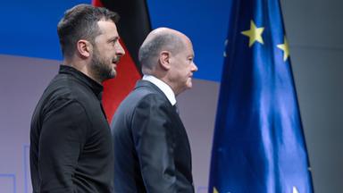 Olaf Scholz und Wolodymyr Selenskyj kommen zu einer Pressekonferenz bei der Internationalen Konferenz zum Wiederaufbau der Ukraine am 11.06.2024.