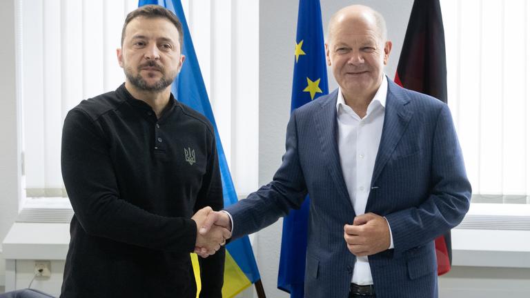 Hessen, Frankfurt/Main: Bundeskanzler Olaf Scholz (SPD, r) und Wolodymyr Selenskyj, Präsident der Ukraine, treffen sich zu einem bilateralen Gespräch auf dem Flughafen in Frankfurt.