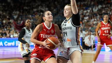 Basketballerin Olcay Cakir Turgut (Türkei) kämpft gegen Lina Sontag (Deutschland) am 27.08.2026 in Köln.
