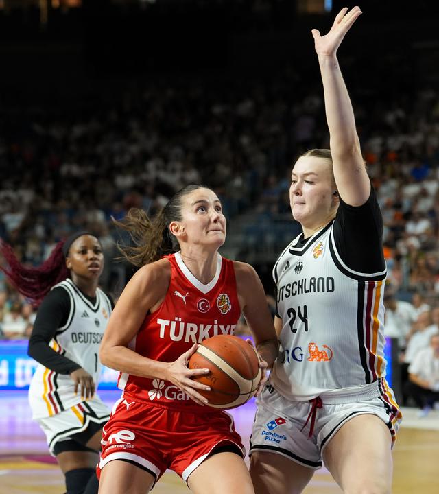 Basketballerin Olcay Cakir Turgut (Türkei) kämpft gegen Lina Sontag (Deutschland) am 27.08.2026 in Köln.