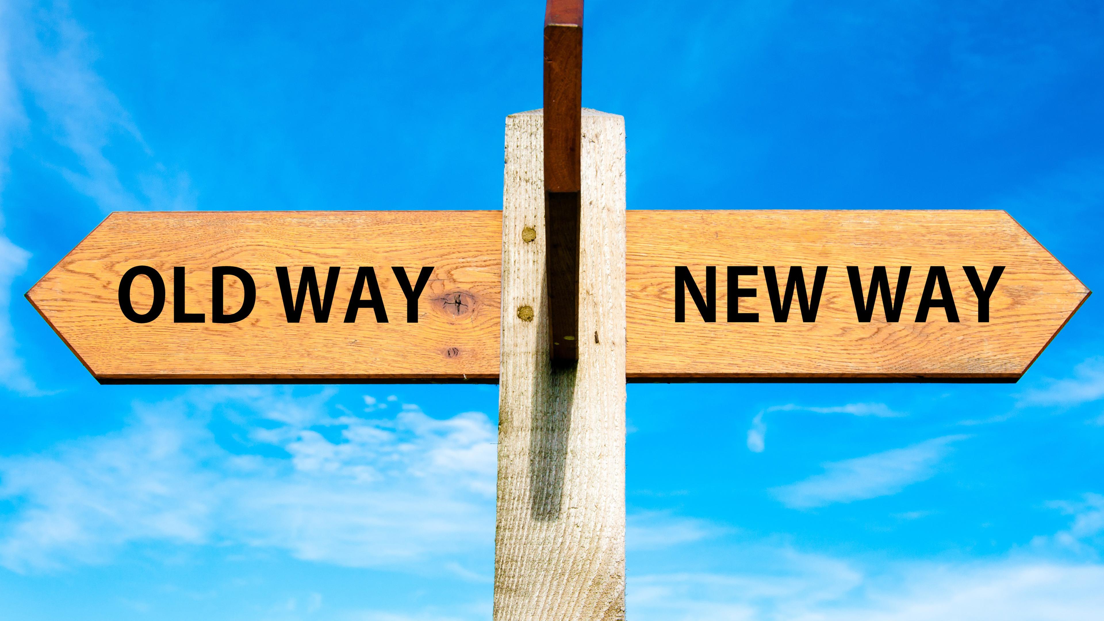 Holzschild mit den Richtungsangaben 'Old Way' und 'New Way'