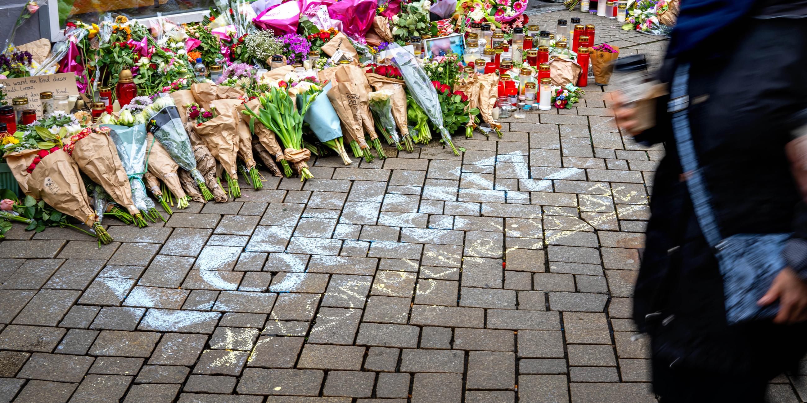 Am Tatort erinnern unzählige Fotos, Blumen und Kerzen an Lorenz, der durch Polizeischüsse tödlich verletzt wurde. 