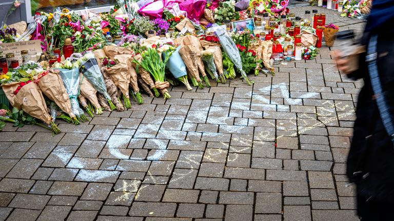 Am Tatort erinnern unzählige Fotos, Blumen und Kerzen an Lorenz, der durch Polizeischüsse tödlich verletzt wurde. 