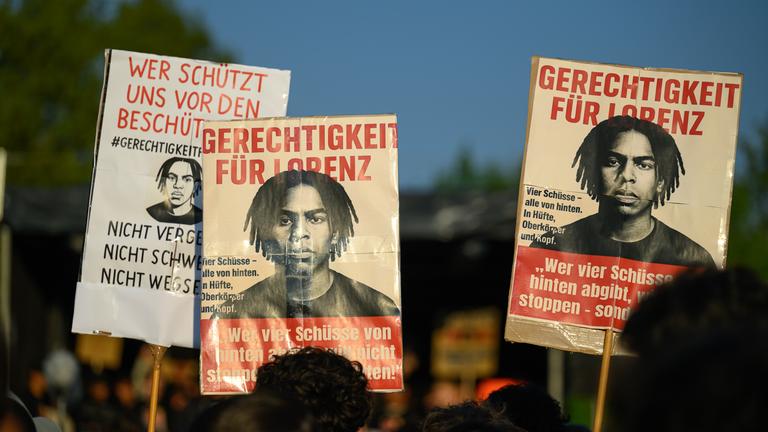 Schilder mir der Aufschrift «Gerechtigkeit für Lorenz» sind bei einer Kundgebung in Oldenburg nach den tödlichen Polizeischüssen auf dem Pferdemarkt zu sehen.
