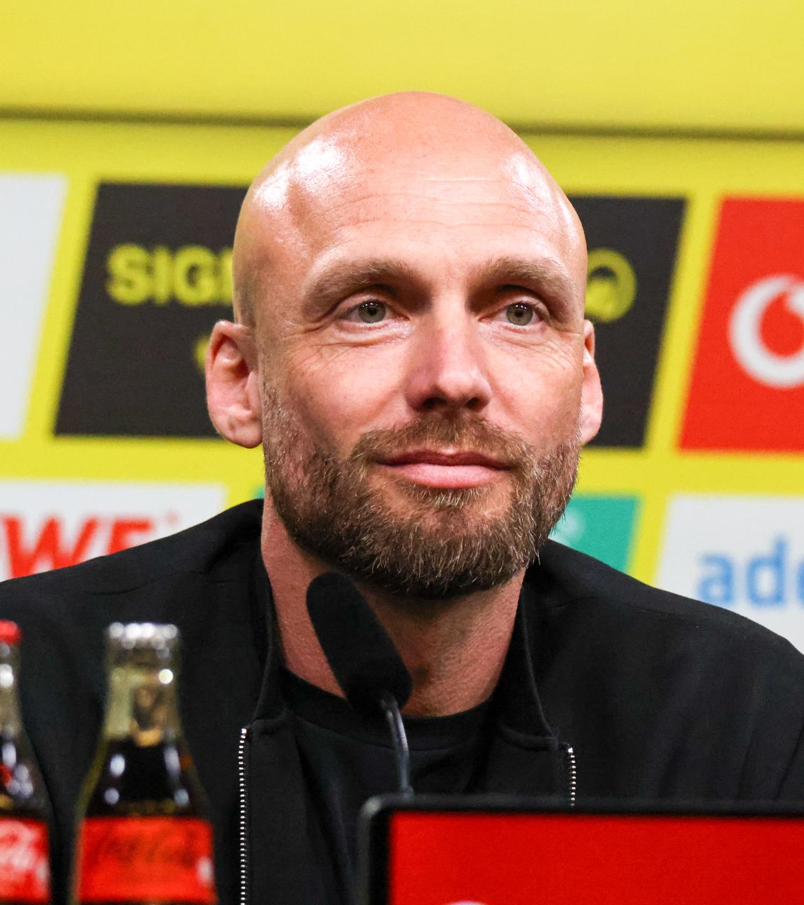 Ole Book wird bei der Pressekonferenz vorgestellt 