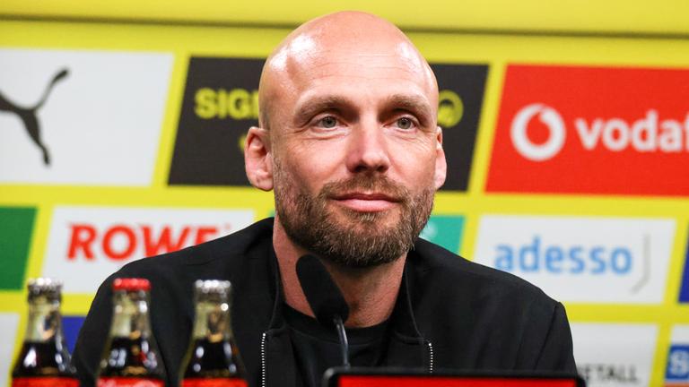 Ole Book wird bei der Pressekonferenz vorgestellt 