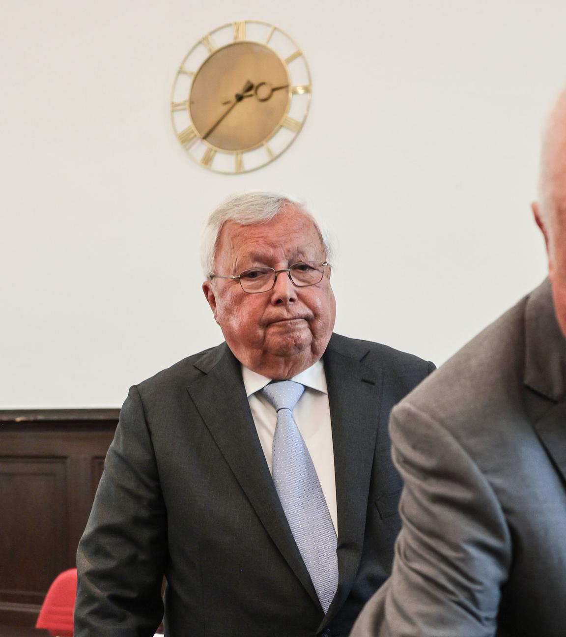 hristian Olearius (l) steht im Gerichtssaal neben seinem Anwalt Peter Gauweiler (r). 
