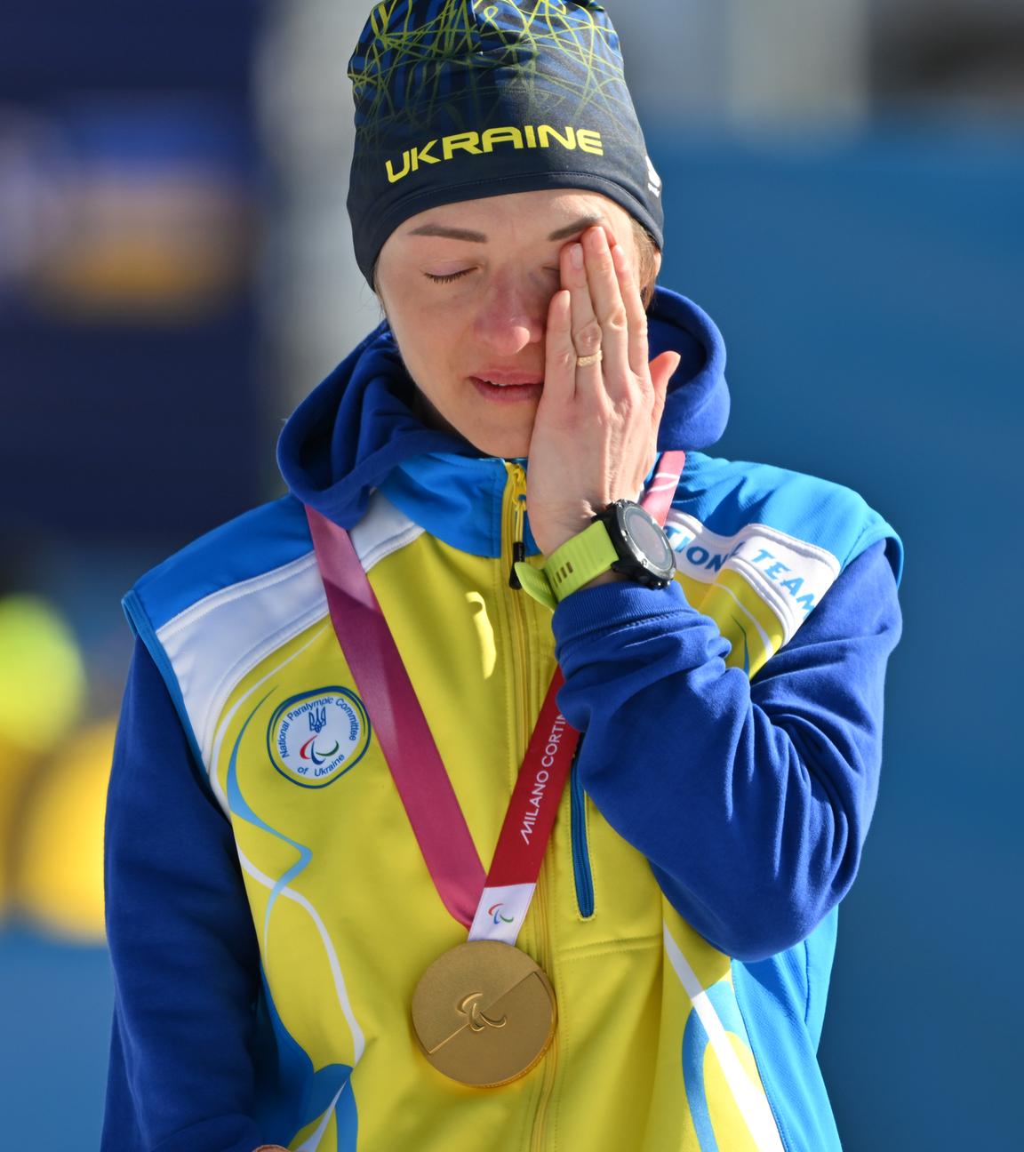 Oleksandra Kononowa (Ukraine) steht bei der Siegerehrung im Para-Biathlon-Sprint der Frauen.