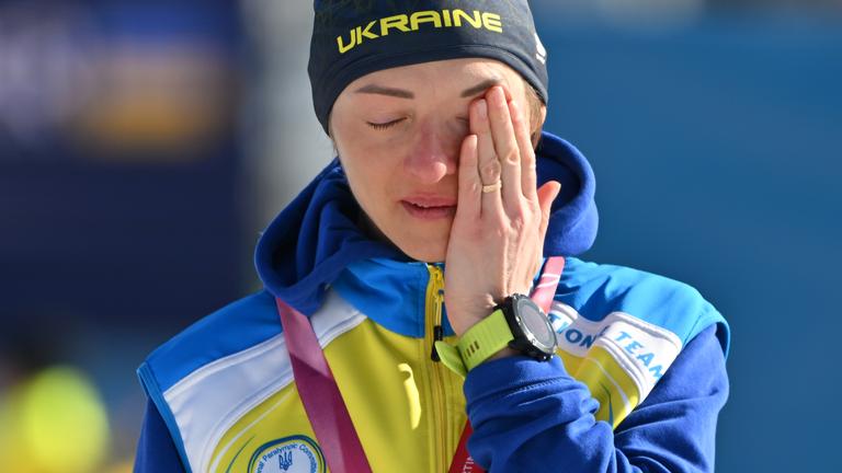 Oleksandra Kononowa (Ukraine) steht bei der Siegerehrung im Para-Biathlon-Sprint der Frauen.