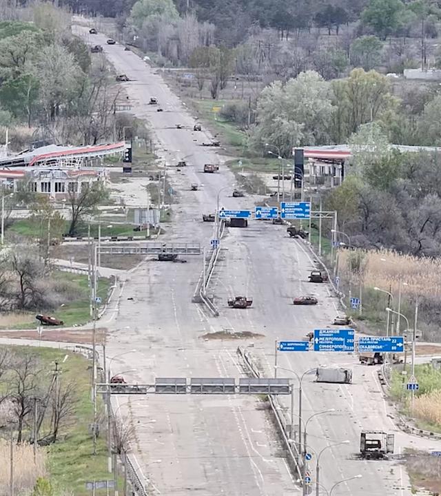 Zerstörte Autos sind auf einer Autobahn nahe der von Russland besetzten Stadt Oleschky in der Region Cherson in der Ukraine zu sehen. (Archiv)