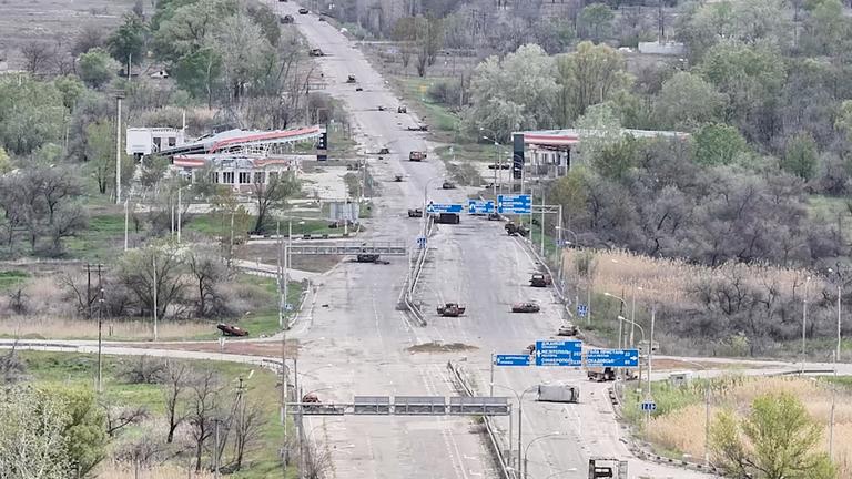 Zerstörte Autos sind auf einer Autobahn nahe der von Russland besetzten Stadt Oleschky in der Region Cherson in der Ukraine zu sehen. (Archiv)