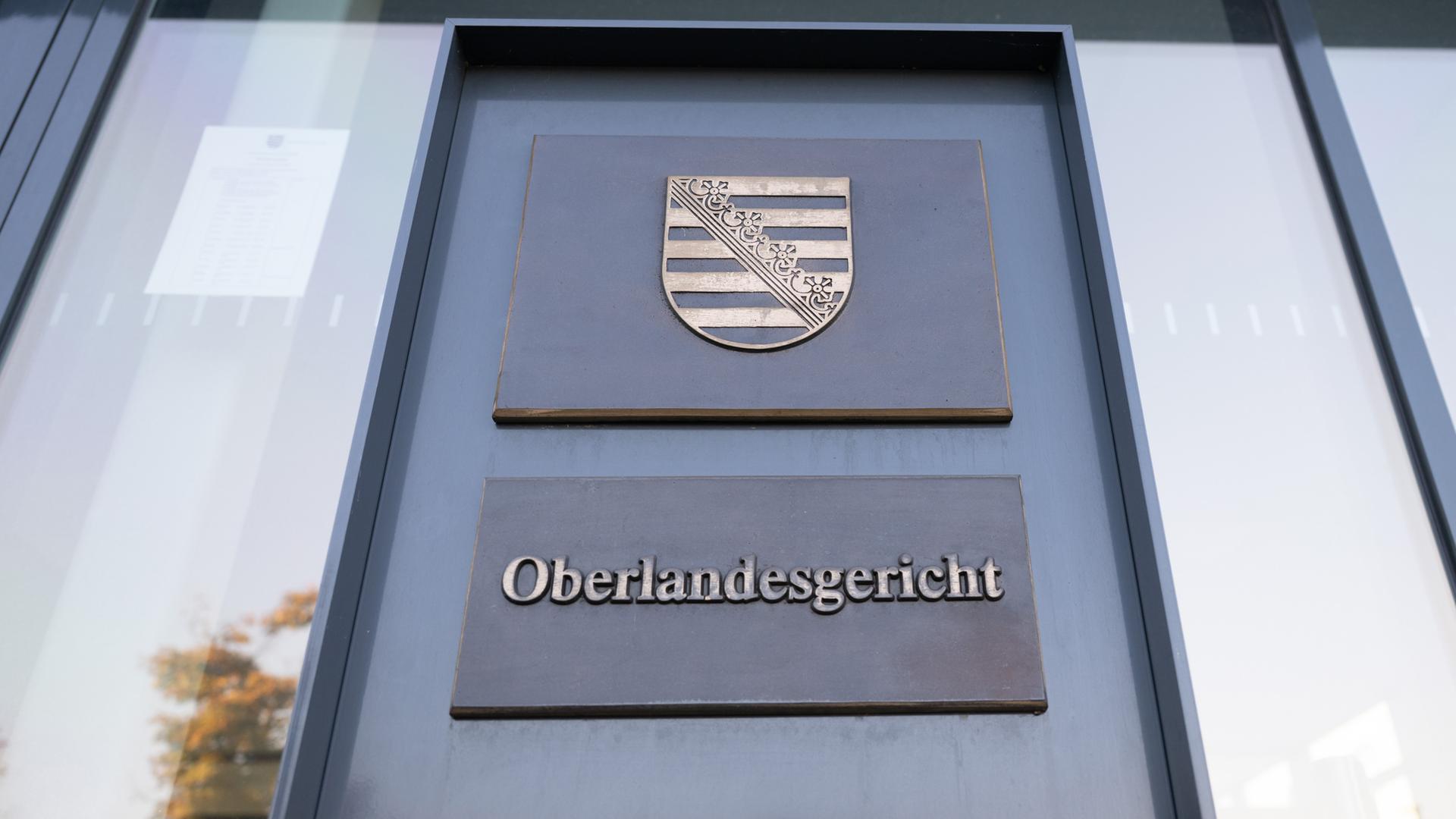 Der Schriftzug "Oberlandesgerich" ist an einer Stehle vor dem Prozessgebäude zu lesen, aufgenommen am 30.09.2025 in Dresden
