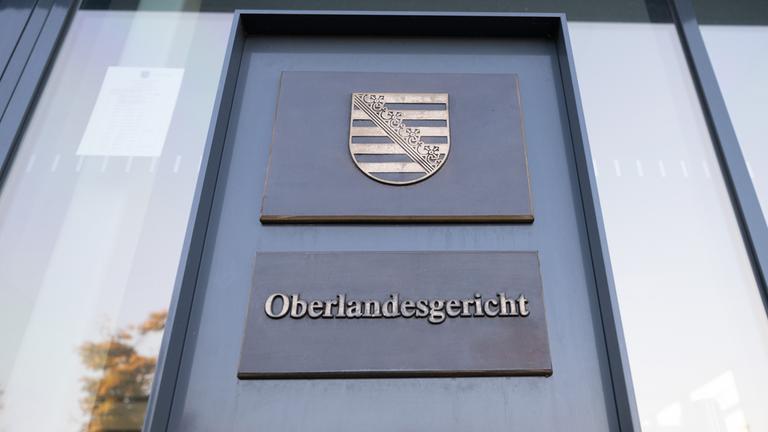 Der Schriftzug "Oberlandesgerich" ist an einer Stehle vor dem Prozessgebäude zu lesen, aufgenommen am 30.09.2025 in Dresden