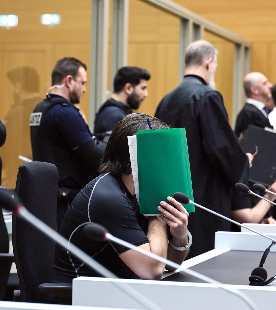 Ukrainische Angeklagte erscheinen zu Beginn ihres Prozesses vor dem Oberlandesgericht in Stuttgart.