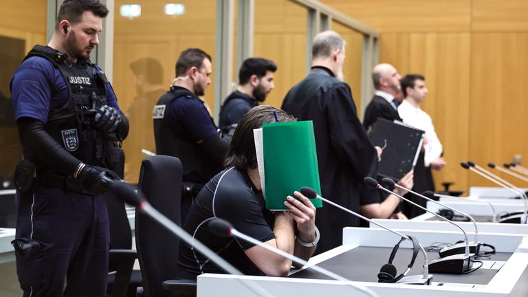 Ukrainische Angeklagte erscheinen zu Beginn ihres Prozesses vor dem Oberlandesgericht in Stuttgart.