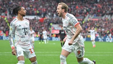 Michael Olise und Harry Kane bejubeln einen Treffer