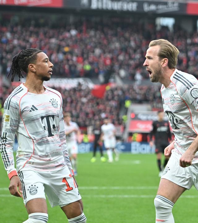 Michael Olise und Harry Kane bejubeln einen Treffer