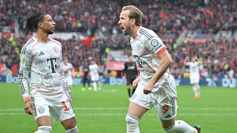Michael Olise und Harry Kane bejubeln einen Treffer