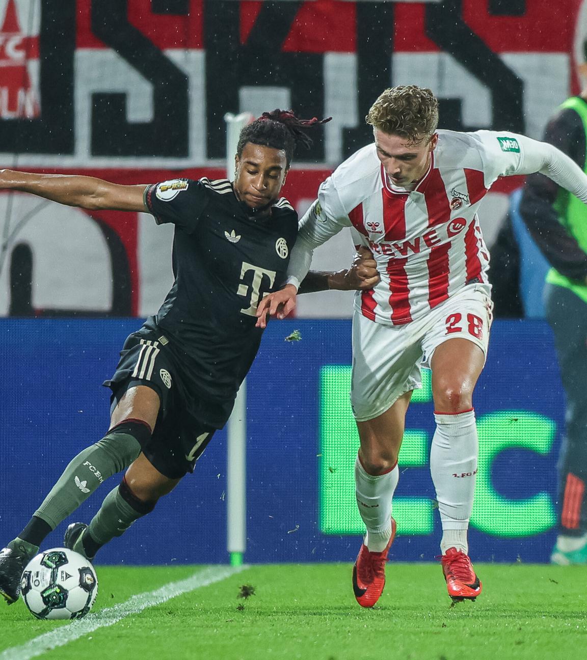 Michael Olise (l.) im Duell mit Sebastian Sebulonsen