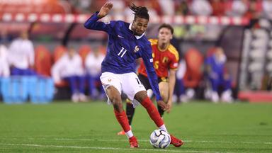 Michael Olise bei seinem Torschuss im Spiel gegen Belgien.