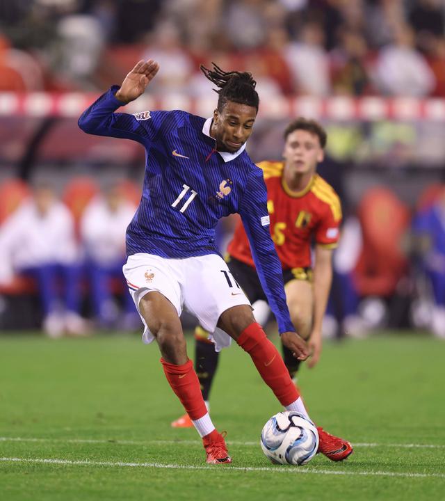Michael Olise bei seinem Torschuss im Spiel gegen Belgien.