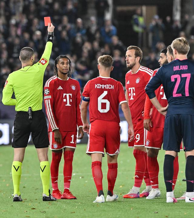 Bayerns Stürmer Michael Olise sieht in der 74. Minute die gelb-rote Karte, nachdem er seinem Gegenspieler Tripic den Ball ins Gesicht wirft