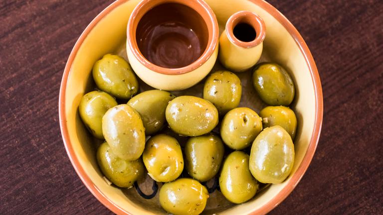 Grüne Oliven in einer Schüssel