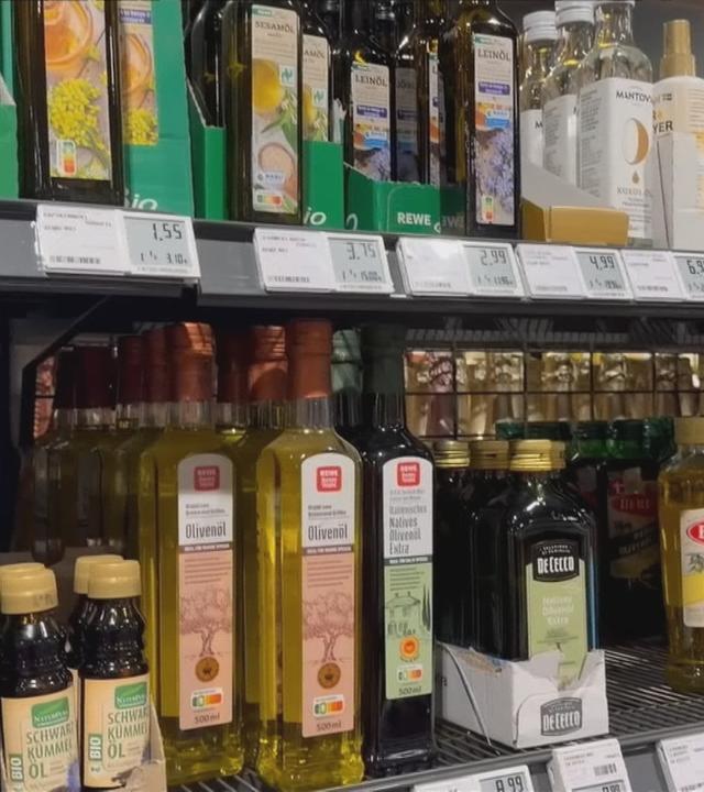 Verschiedene Olivenöle in einem Supermarktregal