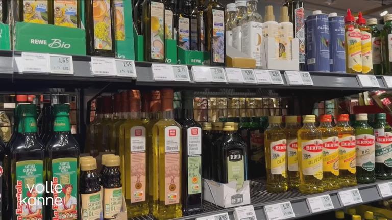 Verschiedene Olivenöle in einem Supermarktregal