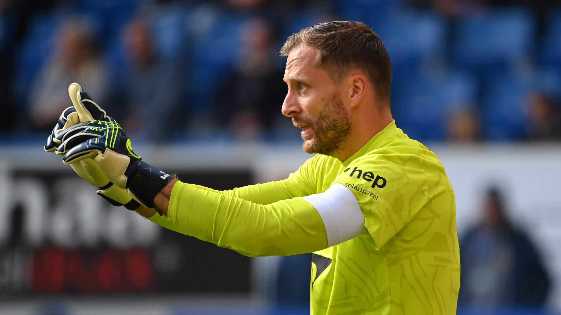 Oliver Baumann,Torwart von 1899 Hoffenheim, gibt Anweisungen im Bundesligaspiel gegen Bayer 04 Leverkusen am 14.09.2024