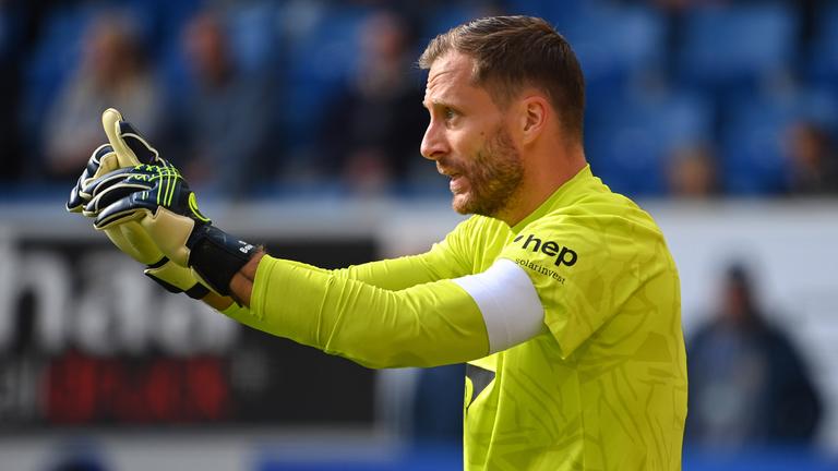 Oliver Baumann,Torwart von 1899 Hoffenheim, gibt Anweisungen im Bundesligaspiel gegen Bayer 04 Leverkusen am 14.09.2024