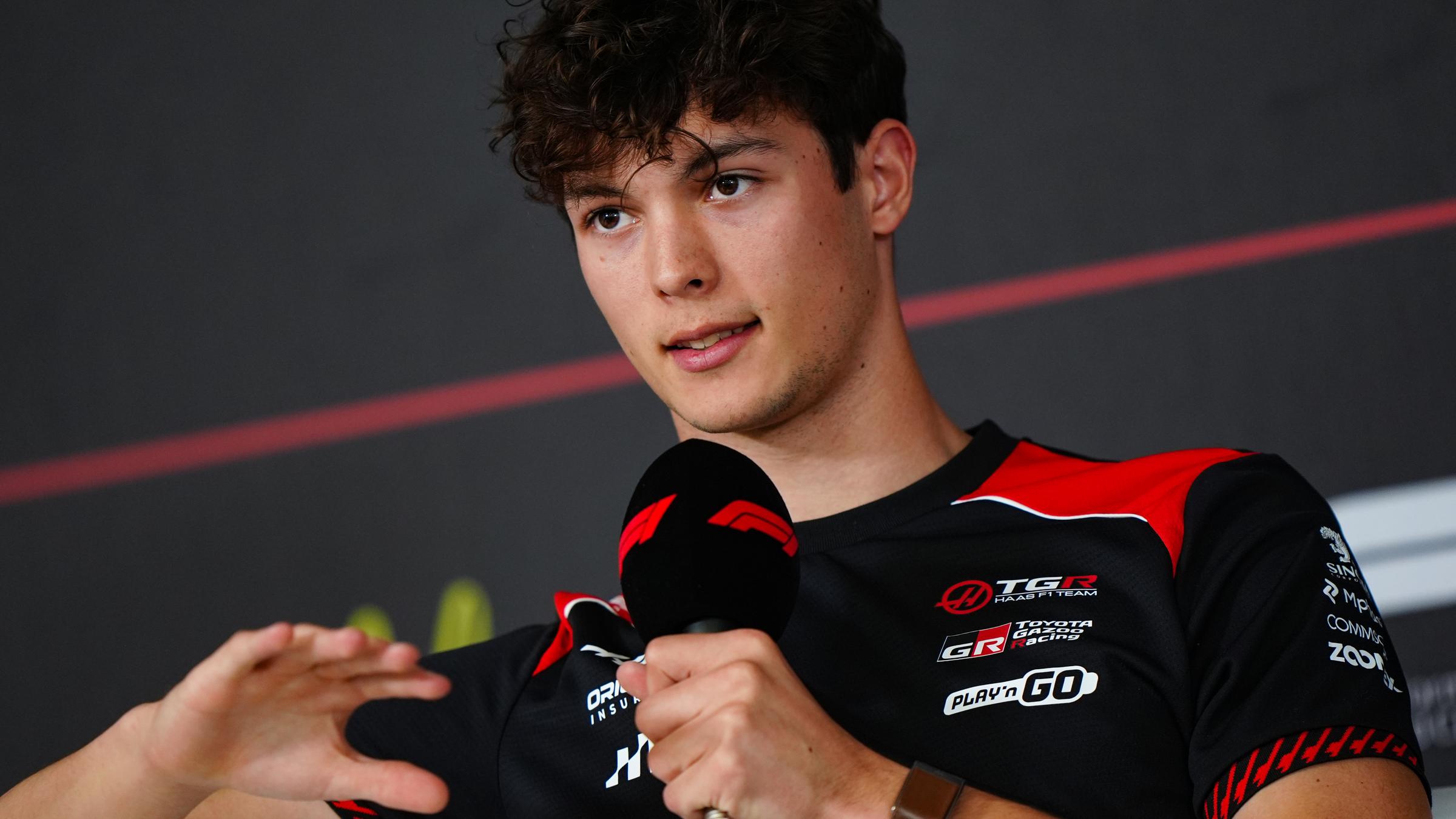 Oliver Bearman gestikulierend bei der Pressekonferenz zur Vorbereitung 2026 in Bahrain