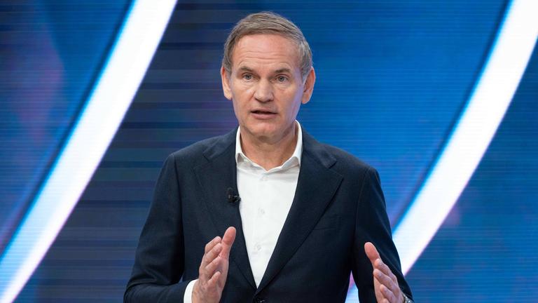 Oliver Blume, Vorstandsvorsitzender der Volkswagen AG und CEO, bei der Jahrespressekonferenz der Volkswagen AG am 10.03.2026 in Wolfsburg.