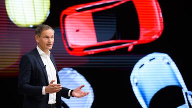 Volkswagen-Chef Oliver Blume spricht während der Jahrespressekonferenz des Unternehmens in Wolfsburg.