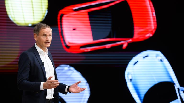Volkswagen-Chef Oliver Blume spricht während der Jahrespressekonferenz des Unternehmens in Wolfsburg.