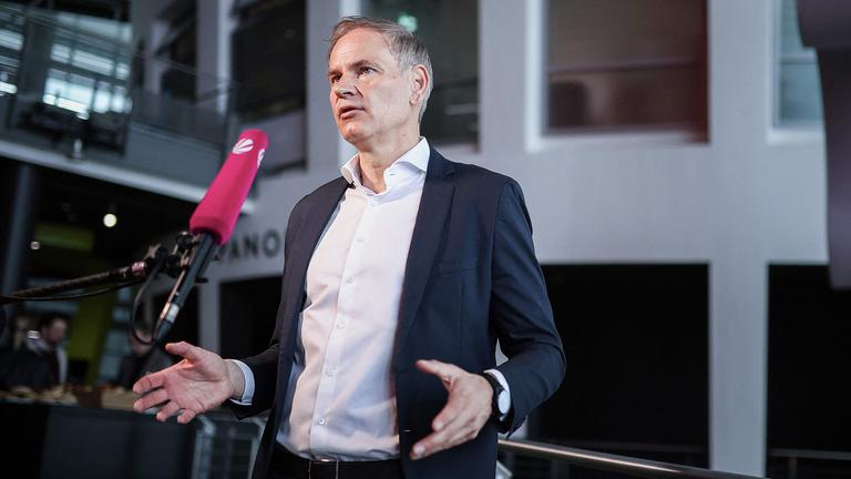 Oliver Blume während seiner Rede im Volkswagen-Zentrale in Wolfsburg, aufgenommen am 11.03.2025