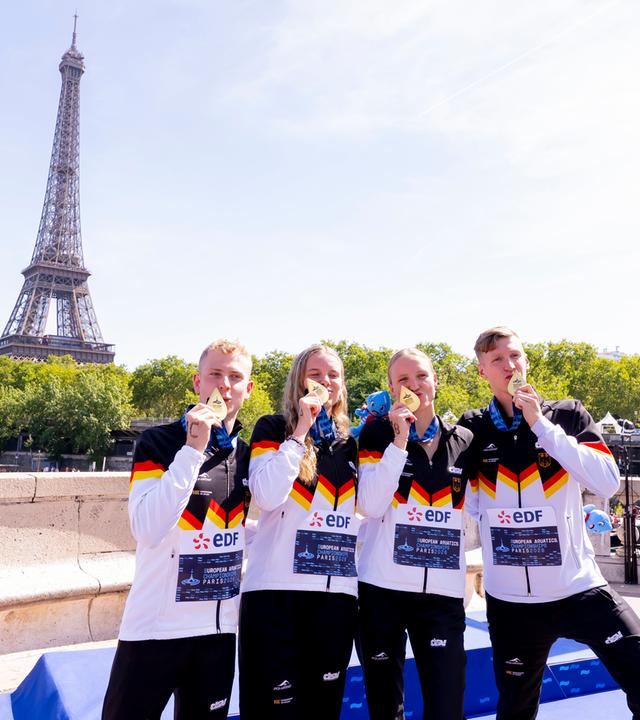 Oliver Klemet, Julia Ackermann, Isabel Gose und Florian Wellbrock für Deutschland bei der Mixed-Staffel der European Aquatics Championships in Paris. 