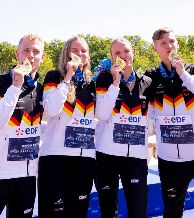 Oliver Klemet, Julia Ackermann, Isabel Gose und Florian Wellbrock für Deutschland bei der Mixed-Staffel der European Aquatics Championships in Paris. 